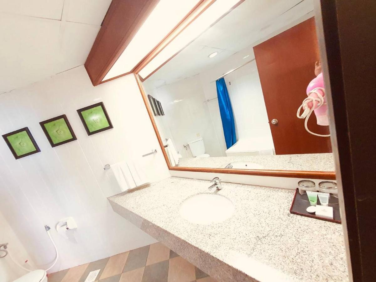 Romantic Couple Suite + Beach-Front Balcony Tanjung Bungah  Exteriör bild