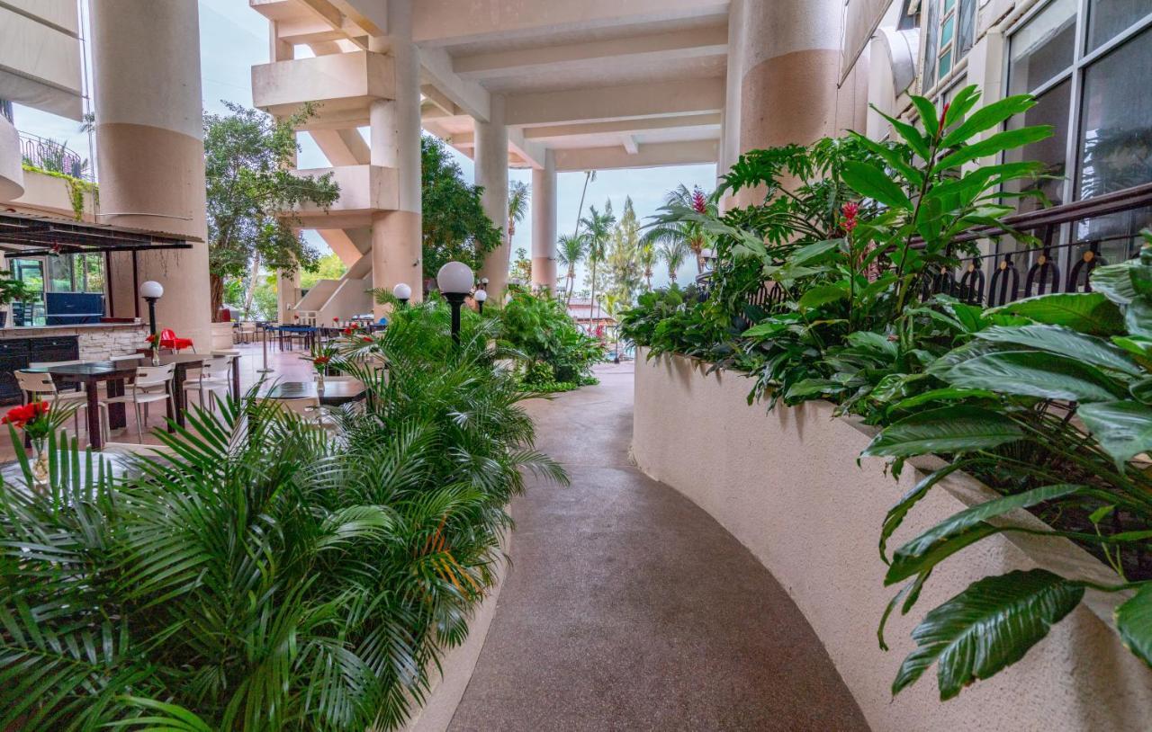 Romantic Couple Suite + Beach-Front Balcony Tanjung Bungah  Exteriör bild