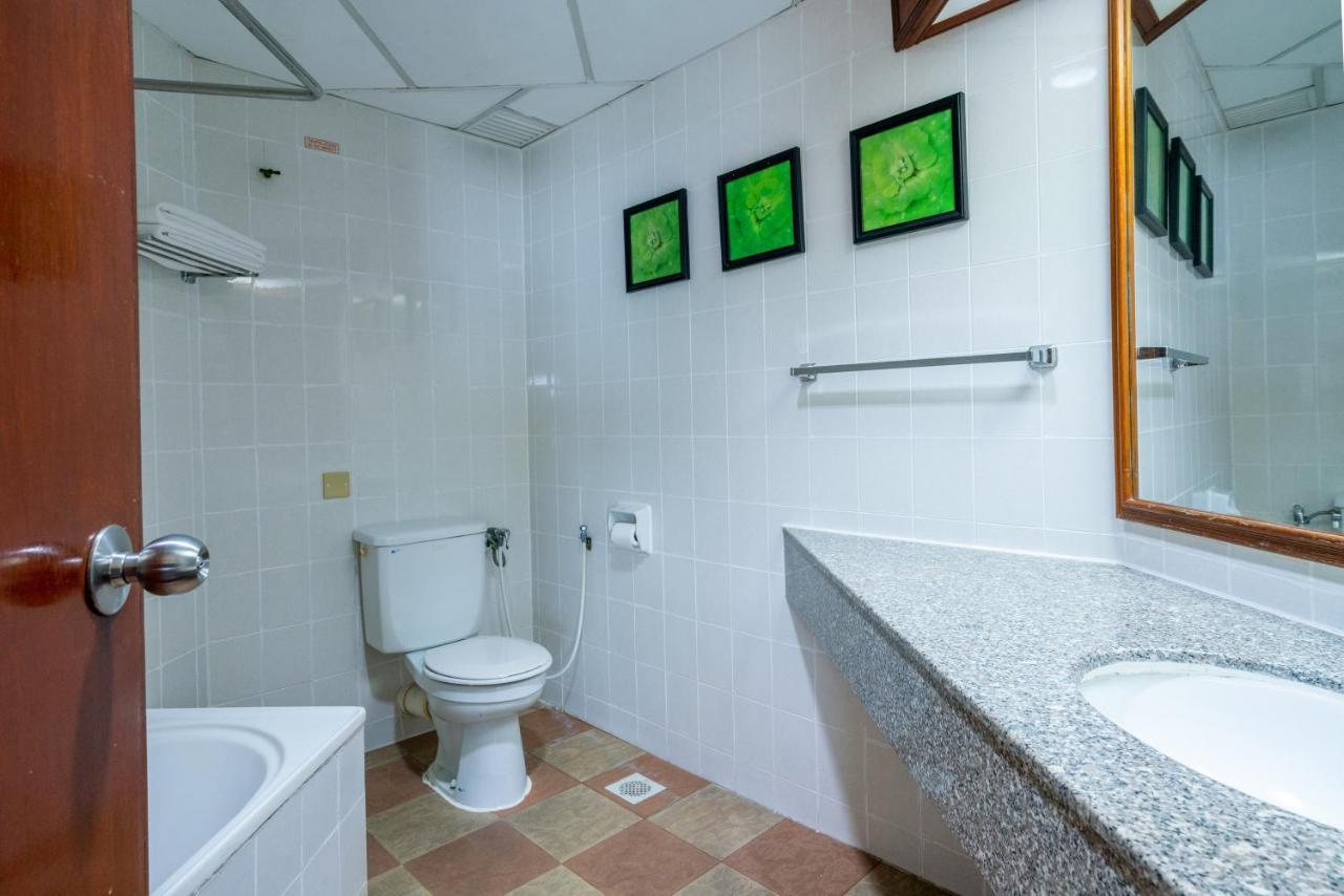 Romantic Couple Suite + Beach-Front Balcony Tanjung Bungah  Exteriör bild